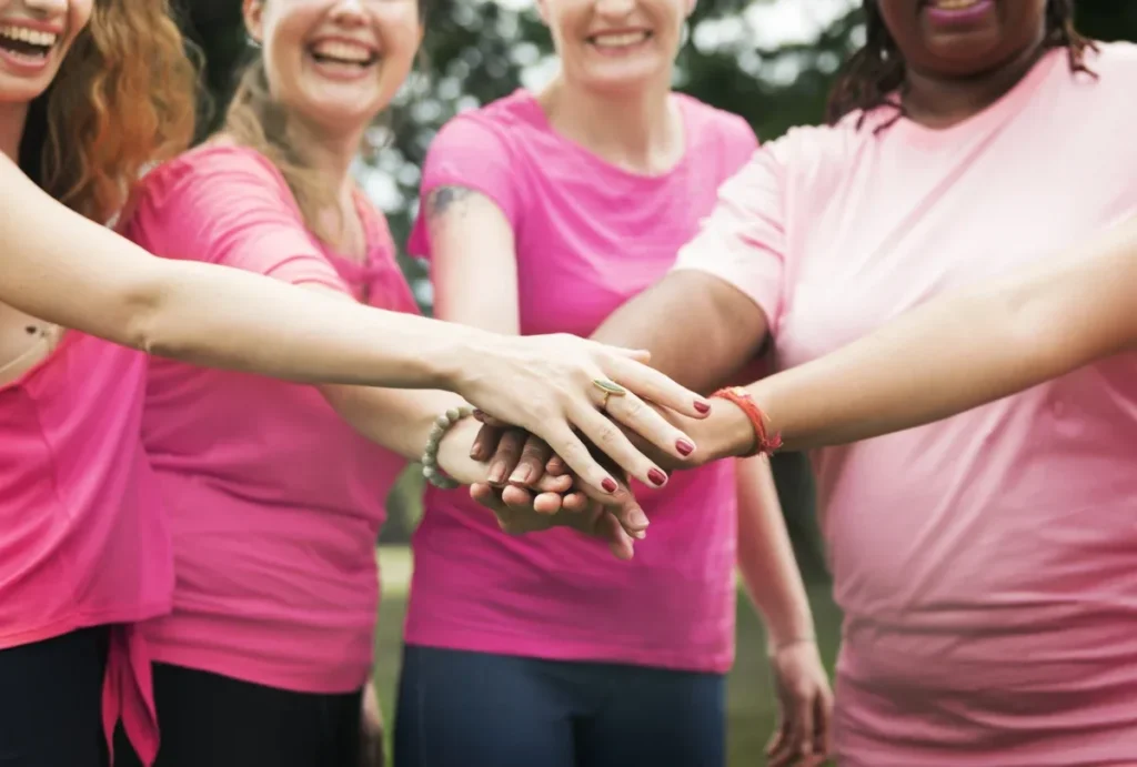 Mulheres participam de campanha de conscientização sobre câncer de mama.