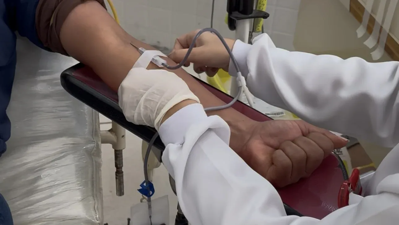 Profissional realiza coleta de sangue durante uma doa&ccedil;&atilde;o.
